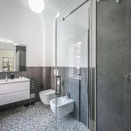 Altalena Sulla Piazza, Un Affaccio D'eccezione * מודנה