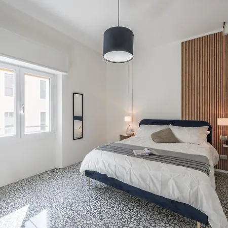 Altalena Sulla Piazza, Un Affaccio D'eccezione * מודנה