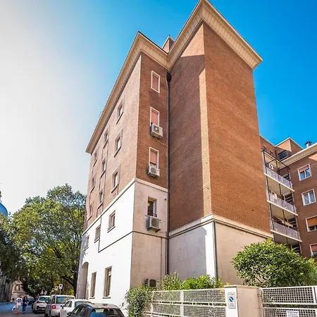 Altalena Sulla Piazza, Un Affaccio D'eccezione