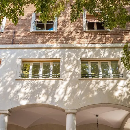 Altalena Sulla Piazza, Un Affaccio D'eccezione Μόντενα