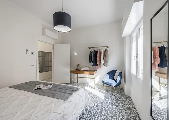 Altalena Sulla Piazza, Un Affaccio D'eccezione