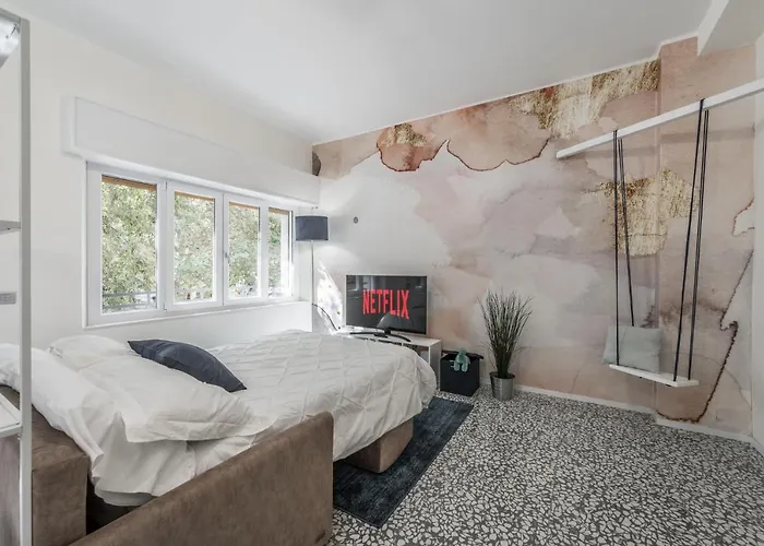 Altalena Sulla Piazza, Un Affaccio D'eccezione