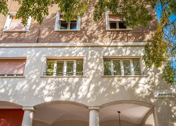 Altalena Sulla Piazza, Un Affaccio D'eccezione Modena