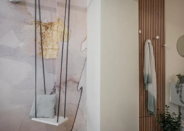 Altalena Sulla Piazza, Un Affaccio D'eccezione