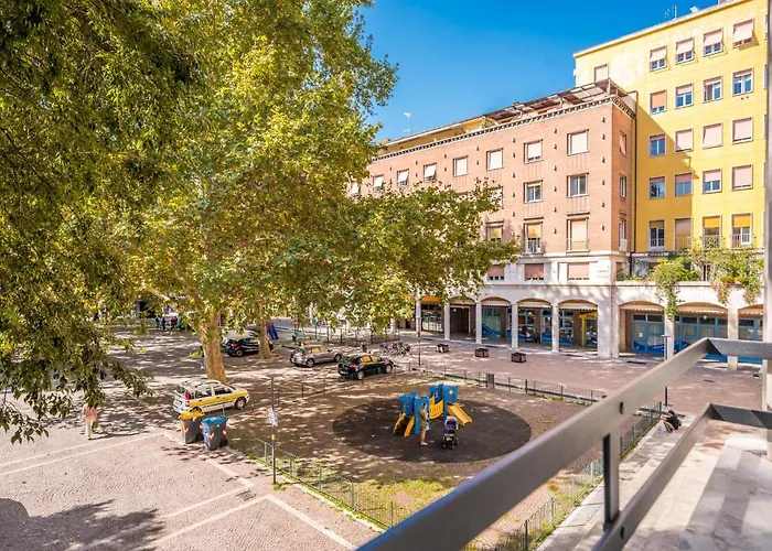 Altalena Sulla Piazza, Un Affaccio D'eccezione